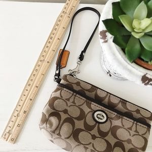 ◦ COACH ◦ Wristlet with front snap pocket